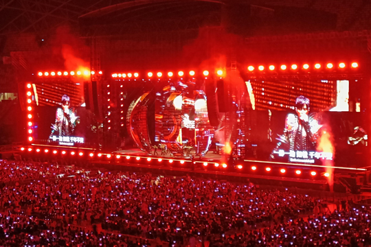 璀璨星光耀狮城！leyu.乐鱼LED屏、荧光棒点燃周杰伦新加坡演唱会！